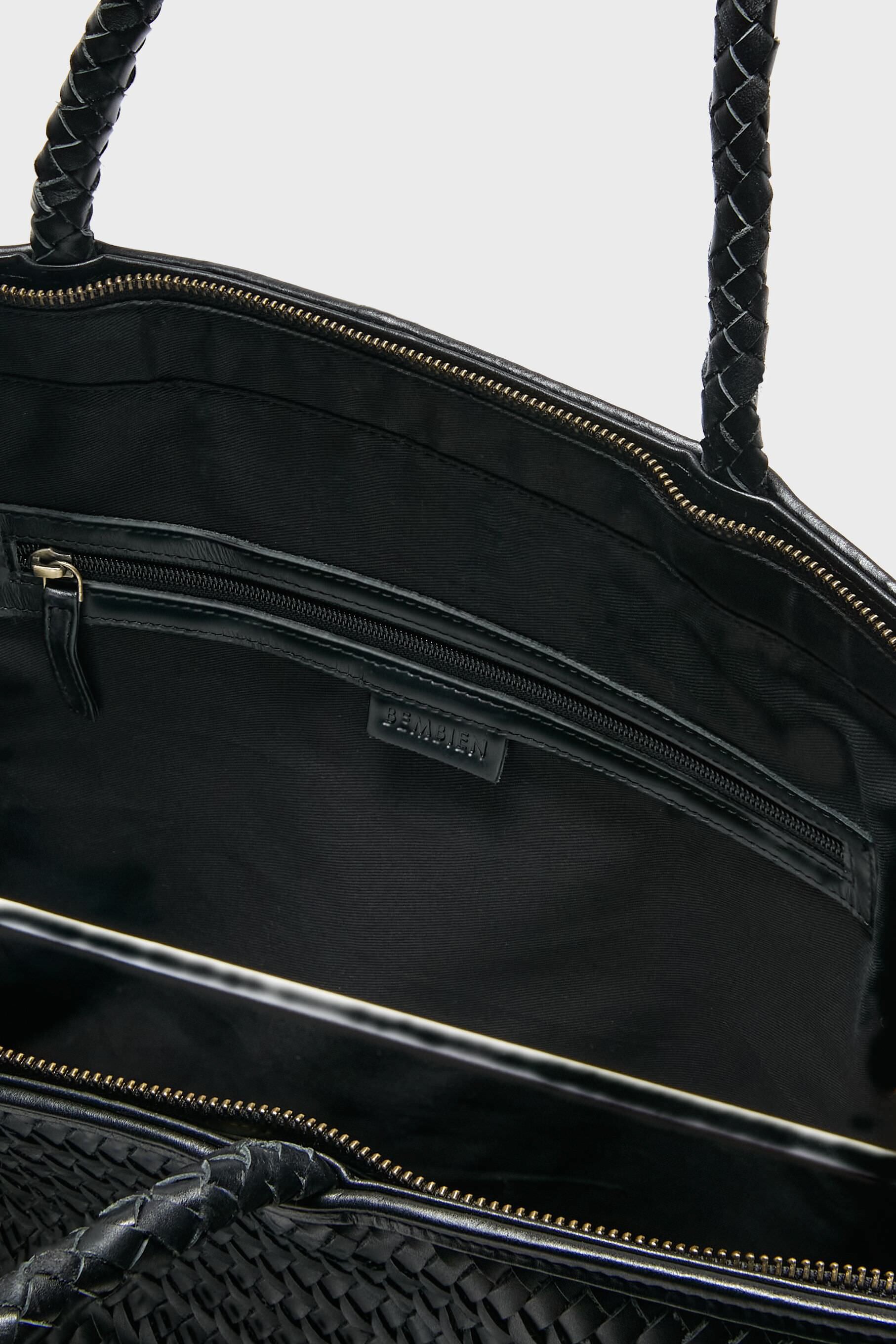 Black Le Traveler