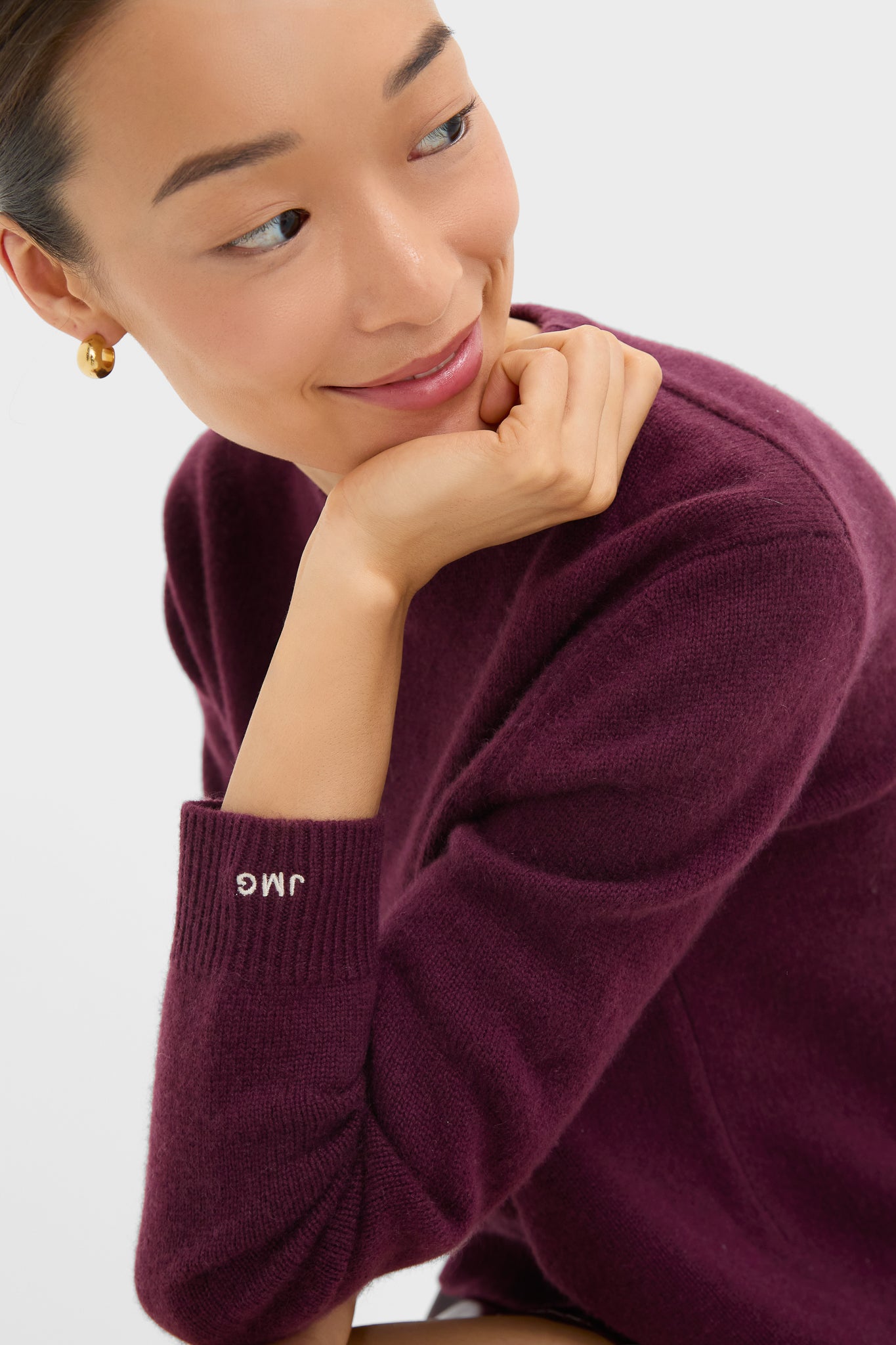 Young woman in a classic, wine-colored Winetasting Cashmere Bodie Boyfriend Crewneck, embodying effortless style with a relaxed fit and chic design.