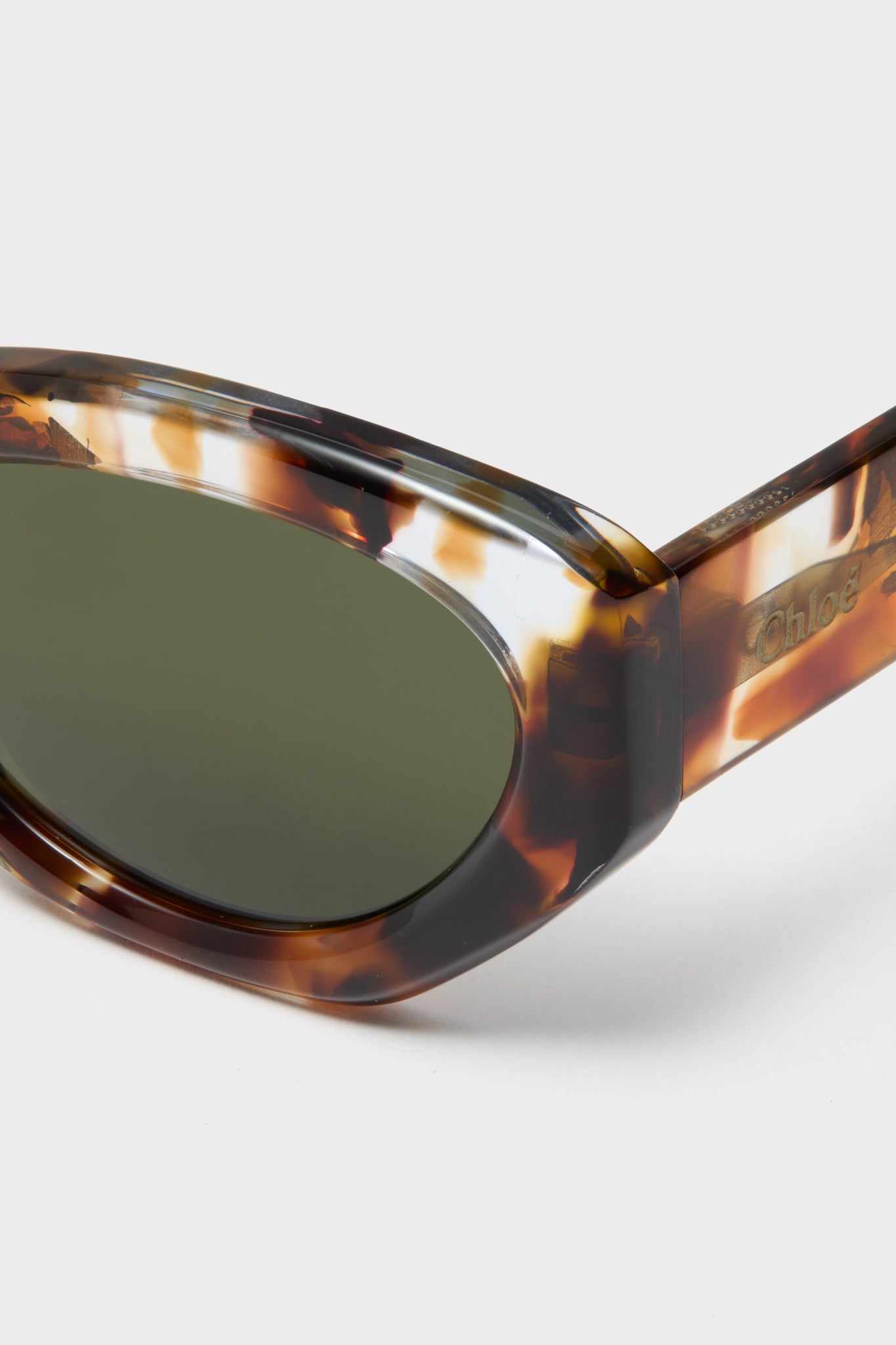 Rust Havana Gayia Sunglasses: Classic tortoiseshell acetate with dark green lenses, embossed Chloé logo, offering effortless, high-end style and 100% UV protection.