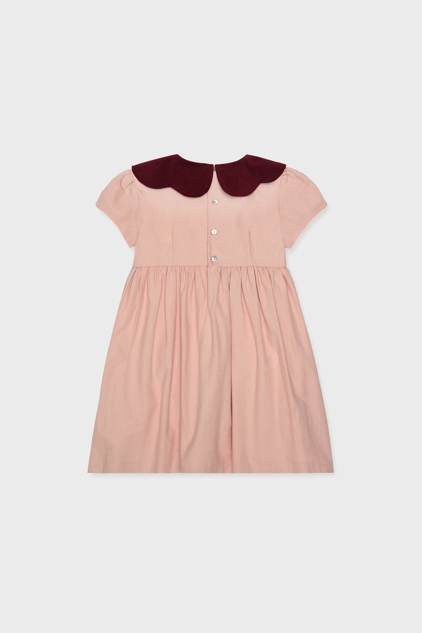 Pink Julieta Girl Dress: Classic, effortless children's wear featuring a gathered skirt, capped sleeves, and a standout burgundy velvet scalloped collar for a fun, high-end look.