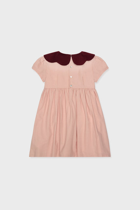Pink Julieta Girl Dress: Classic, effortless children's wear featuring a gathered skirt, capped sleeves, and a standout burgundy velvet scalloped collar for a fun, high-end look.