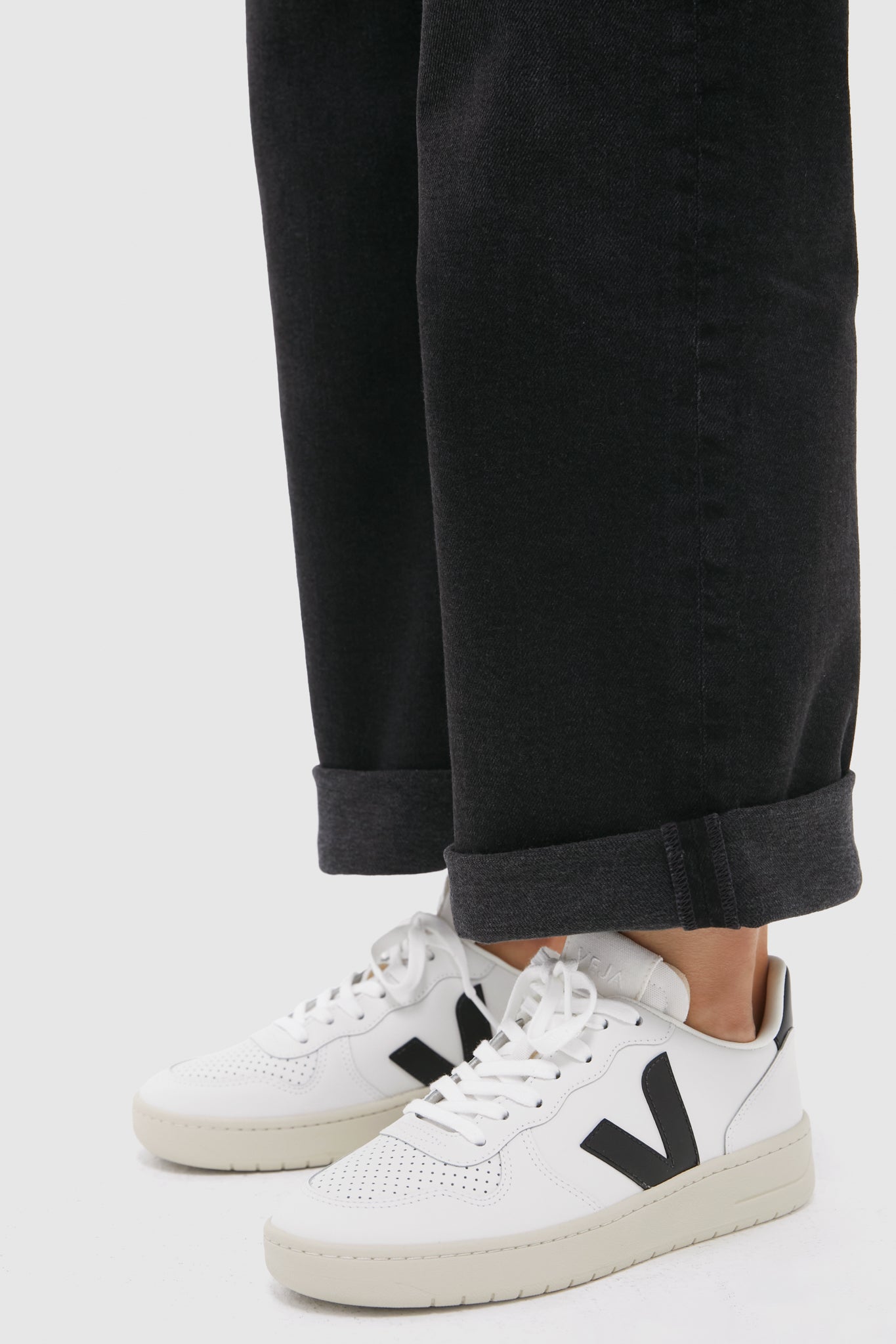 Extra White Black V-10 Sneakers