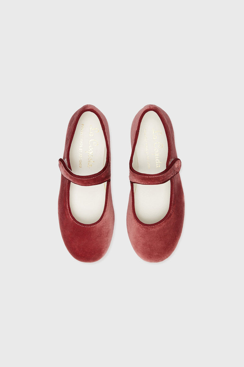 Dusty Pink Girl Velvet Mary Janes offer a classic and effortless style with a fun velvet strap and high-end craftsmanship, perfect for your little one's comfort and charm.