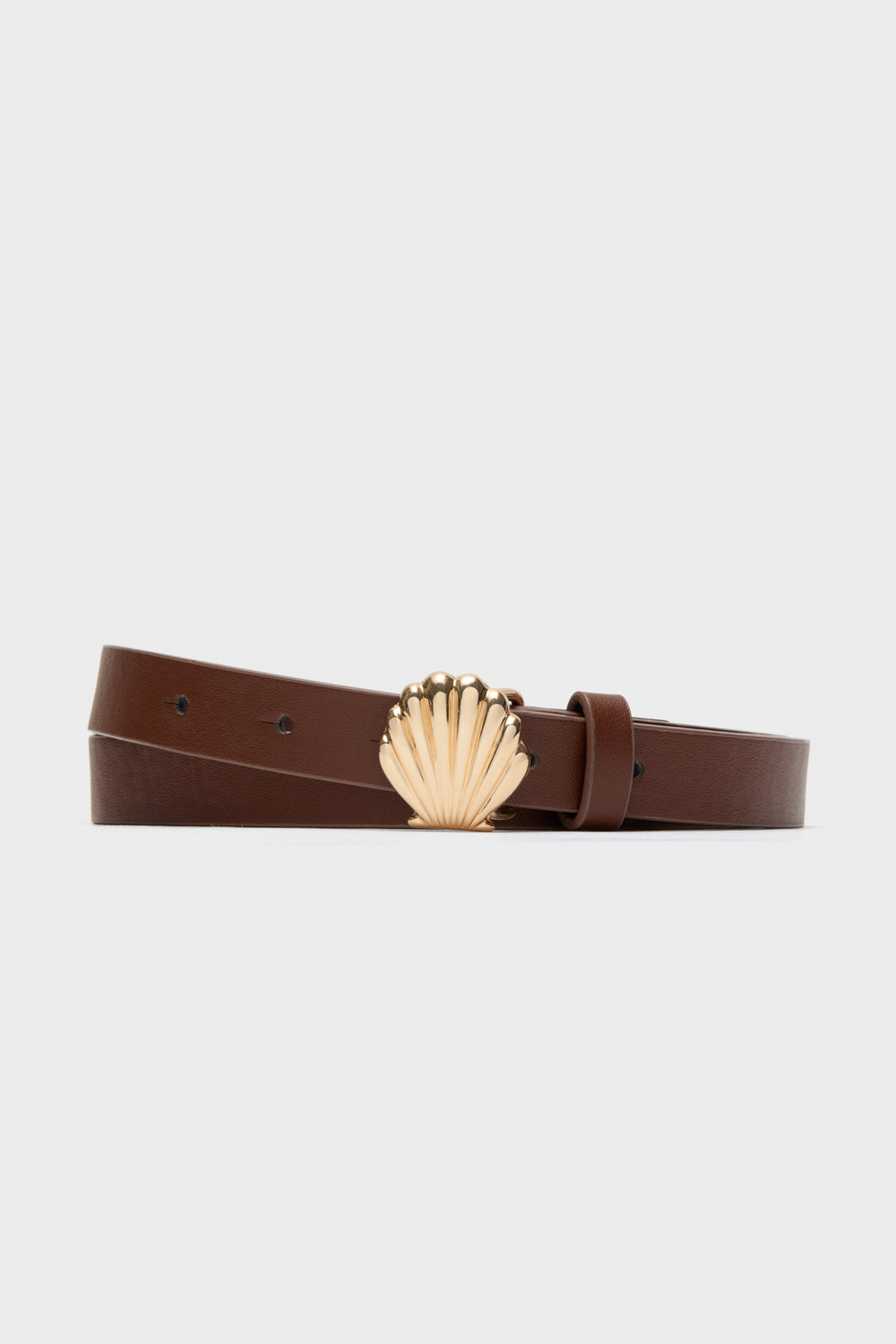 Petit Moments belt in brown and gold features an adjustable fit and a chic shell-shaped buckle.