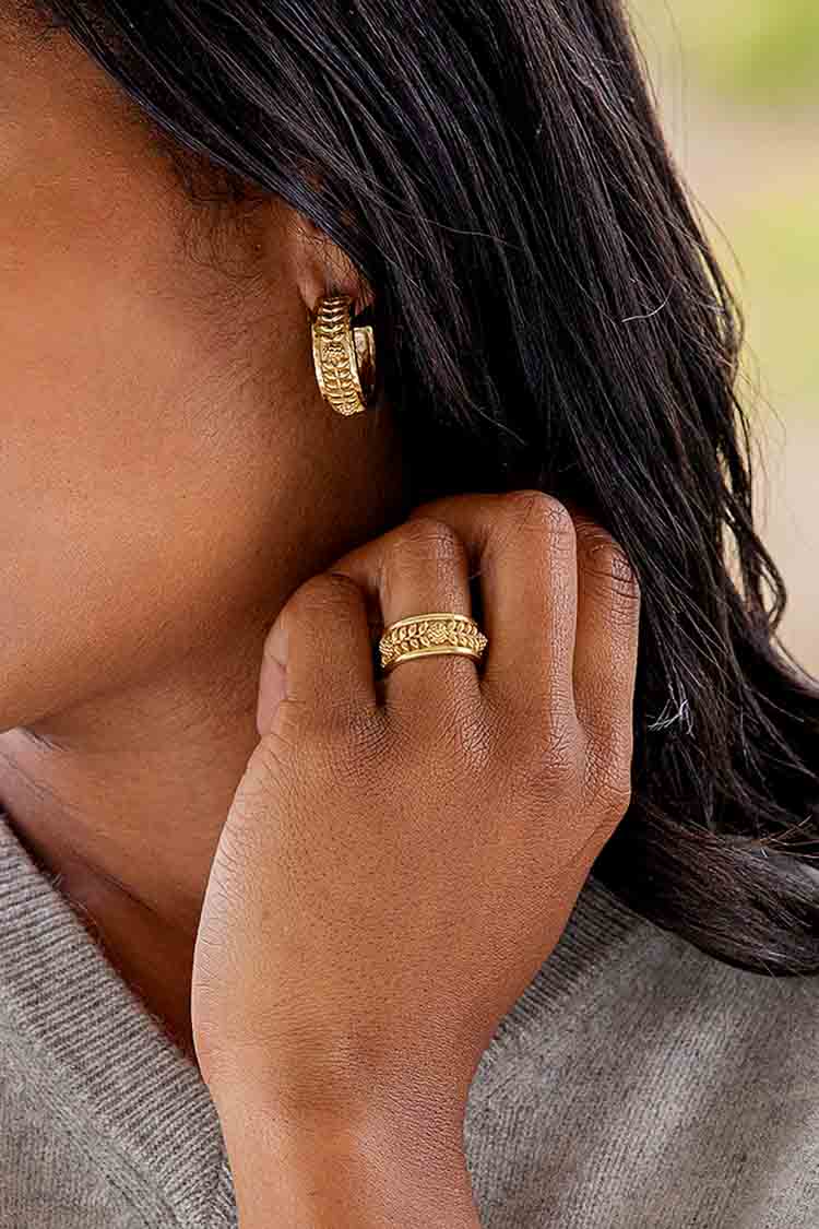 Gold Berry Vine Ring: A classic, high-end 18K gold band with an effortless leafy pattern, worn with textured hoop earrings, adding a fun, elegant touch to any look.