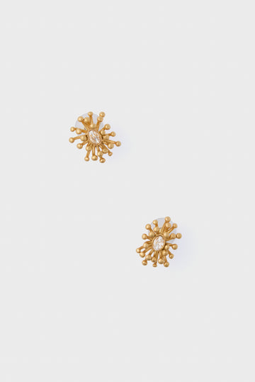 Explore Petit Moments' gold stud earrings, highlighted by a bold sunburst motif and an eye-catching oval centerpiece.