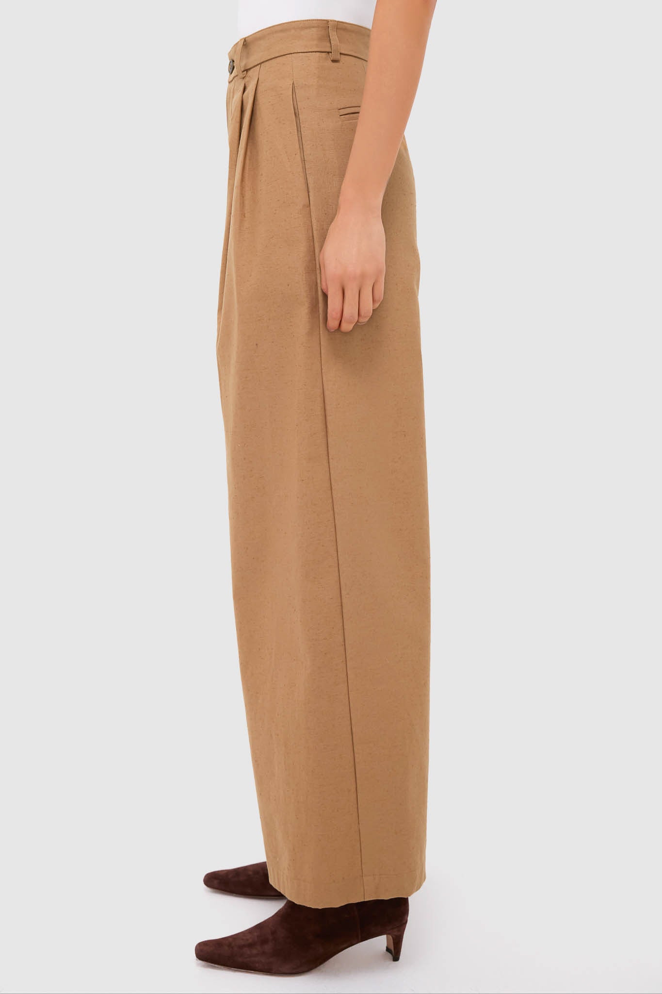 Classic side-profile view of Umber Slubby Cotton Atelier Pleated Pant 2, high-waisted with wide legs, paired with suede ankle boots for an effortlessly high-end, fun look.