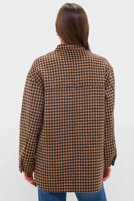 Back view of a woman in a classic Noir and Noisette Florian Coat, showcasing its effortless, oversized houndstooth design, perfect for a fun and high-end layered look.