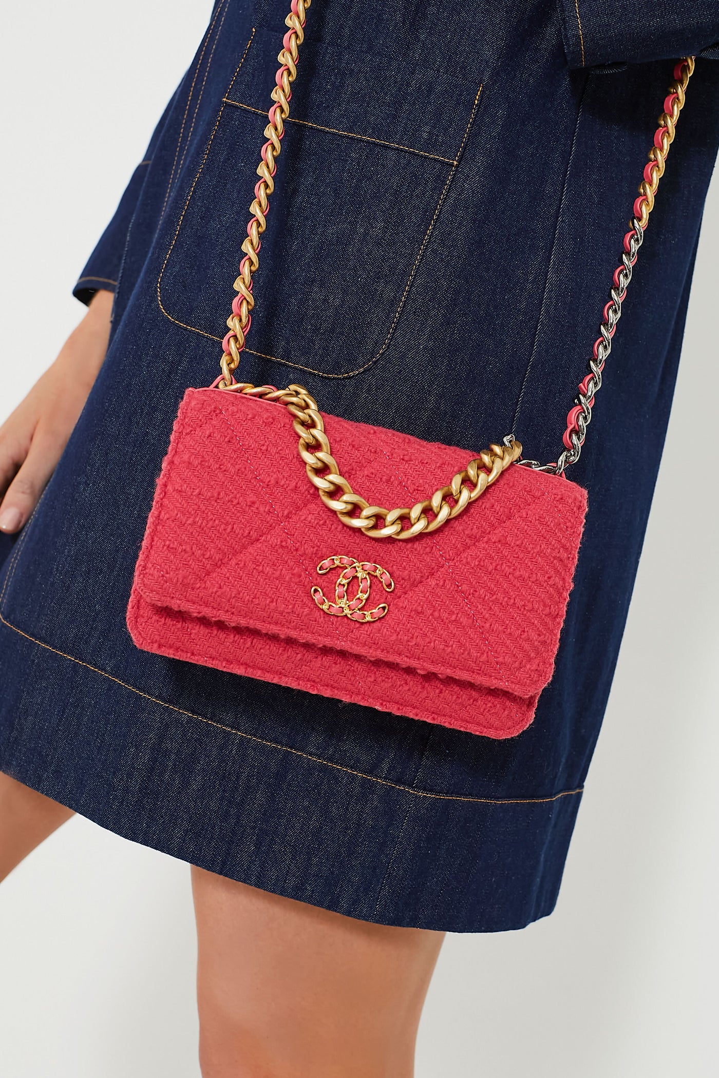 CHANEL Red Chanel 19 Wallet On Chain