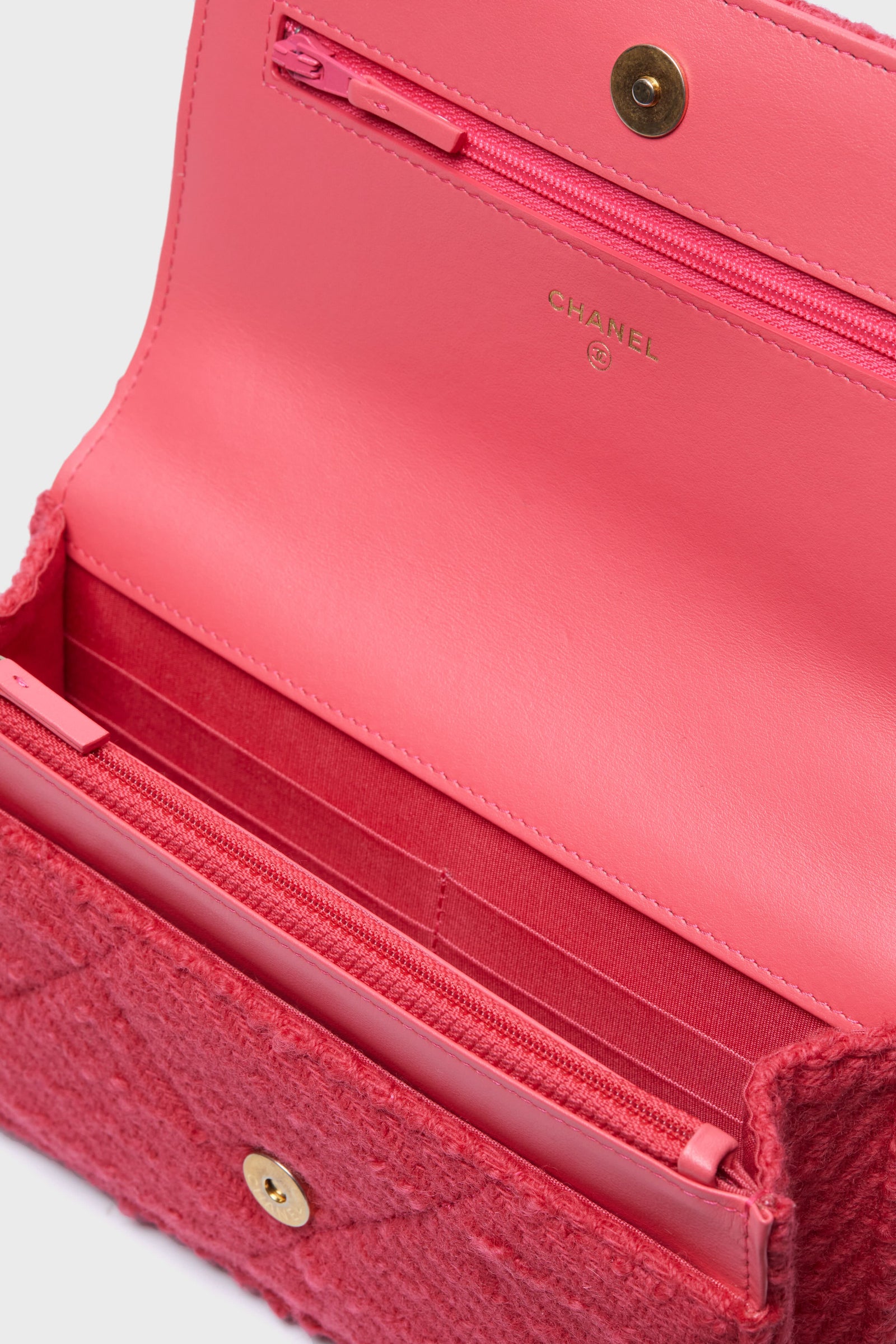 CHANEL Red Chanel 19 Wallet On Chain