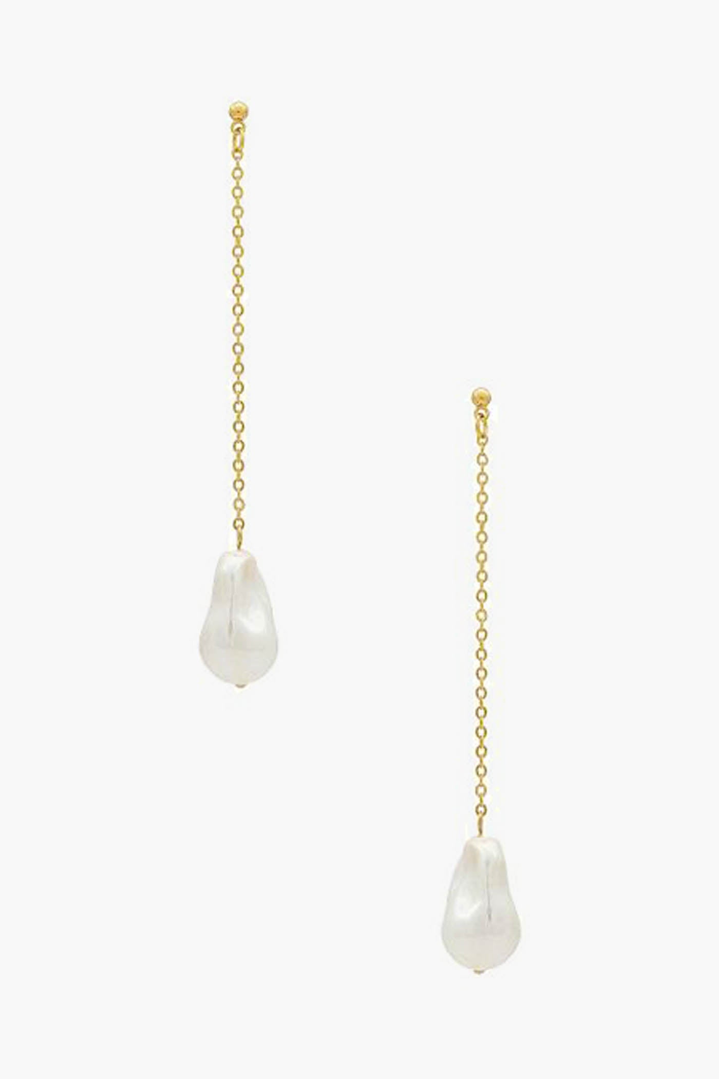 The Petit Moments Gold Wren Earrings feature gold chains and irregular faux pearls at the ends, bringing a touch of elegance to any look.