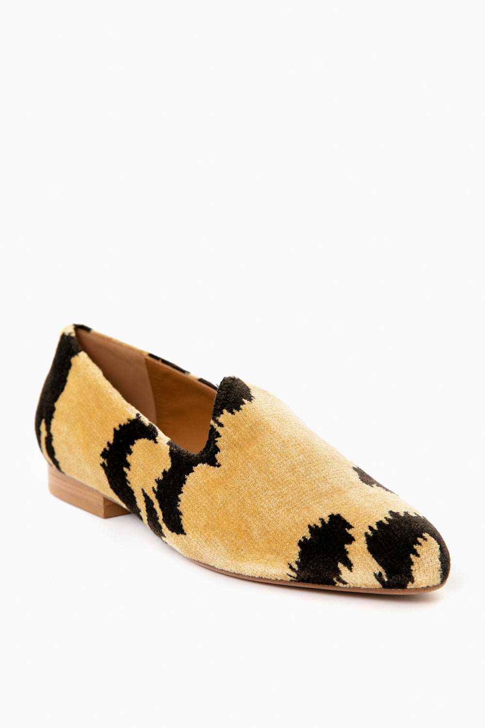 A single Le Monde Beryl Venetian slipper featuring a yellow and black abstract fabric upper, memory foam insole, low wooden heel, and rounded toe. Handcrafted in Italy for exceptional comfort and style.