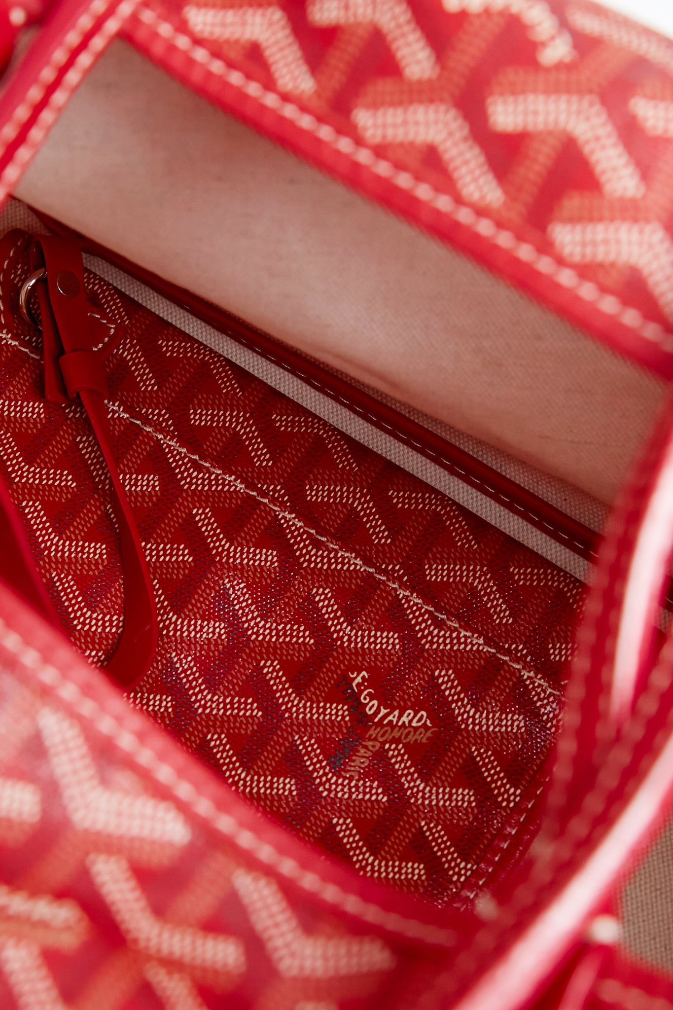 This is the cult-favorite Goyard Chevron Tote in the stunning