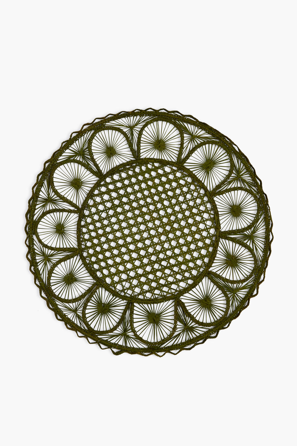 The Coro Cora round placemat is handmade by Colombian artisans using natural fibers, featuring an open lattice weave and green circular pattern for a unique, artisanal touch.