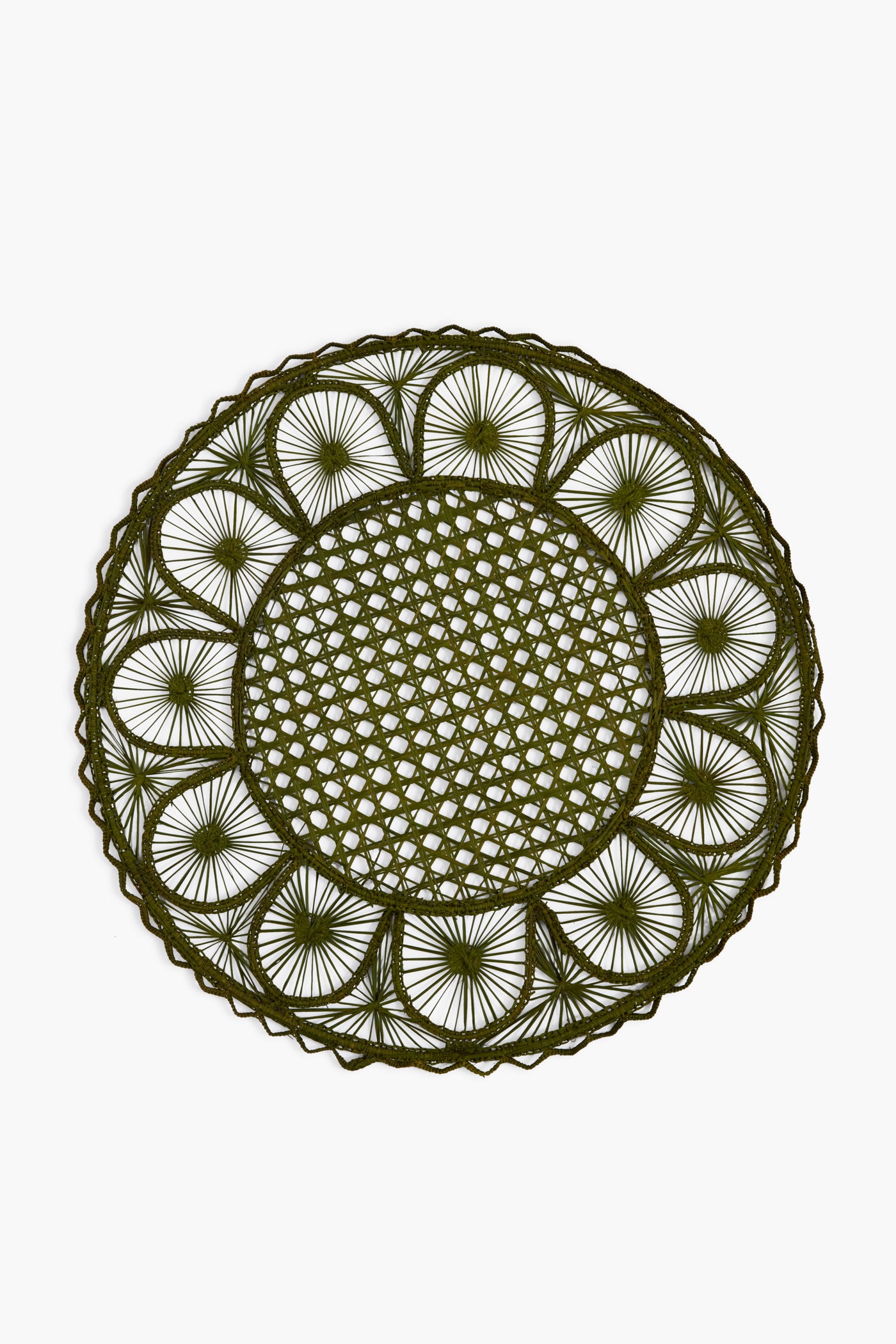 The Coro Cora round placemat is handmade by Colombian artisans using natural fibers, featuring an open lattice weave and green circular pattern for a unique, artisanal touch.