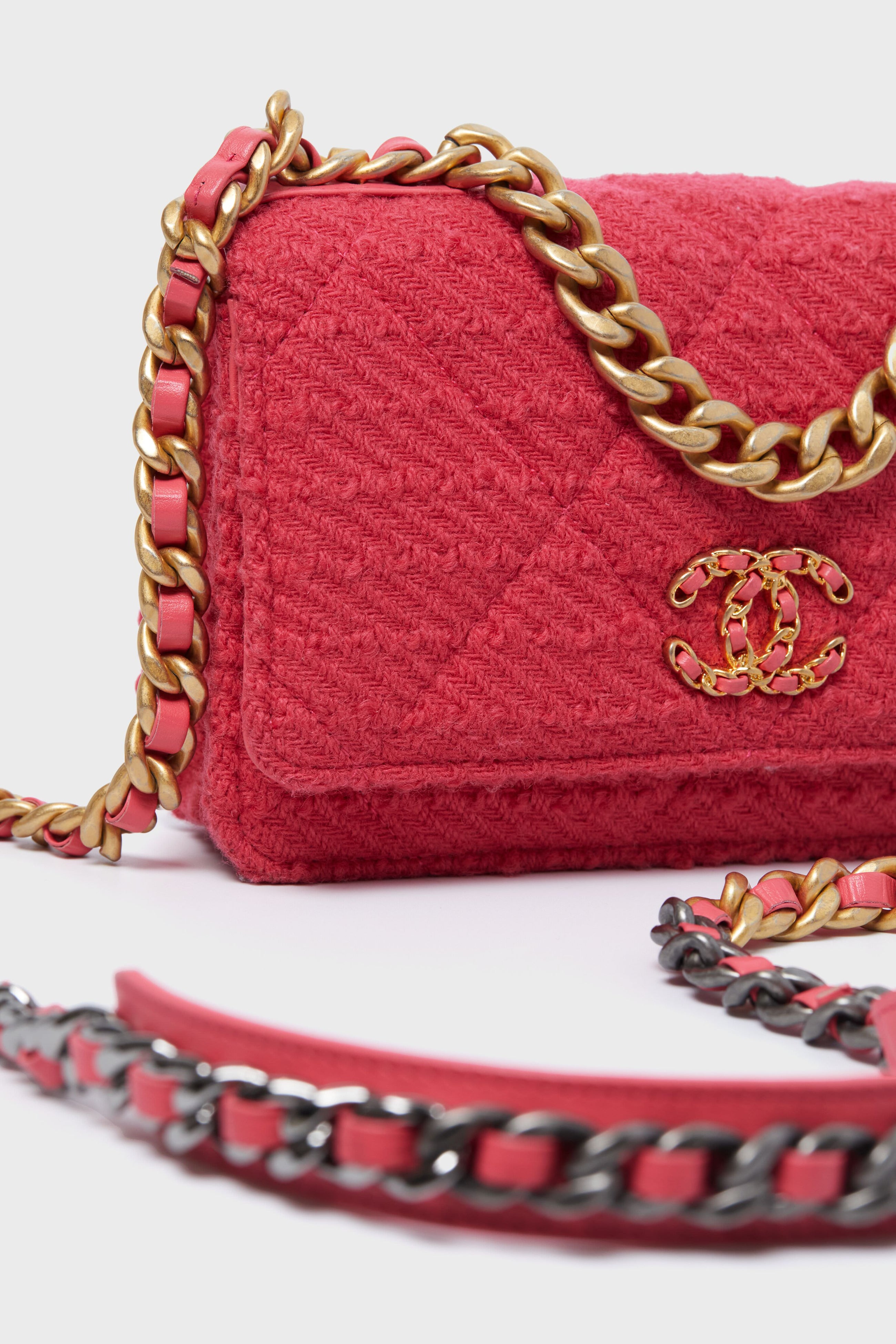 CHANEL Red Chanel 19 Wallet On Chain