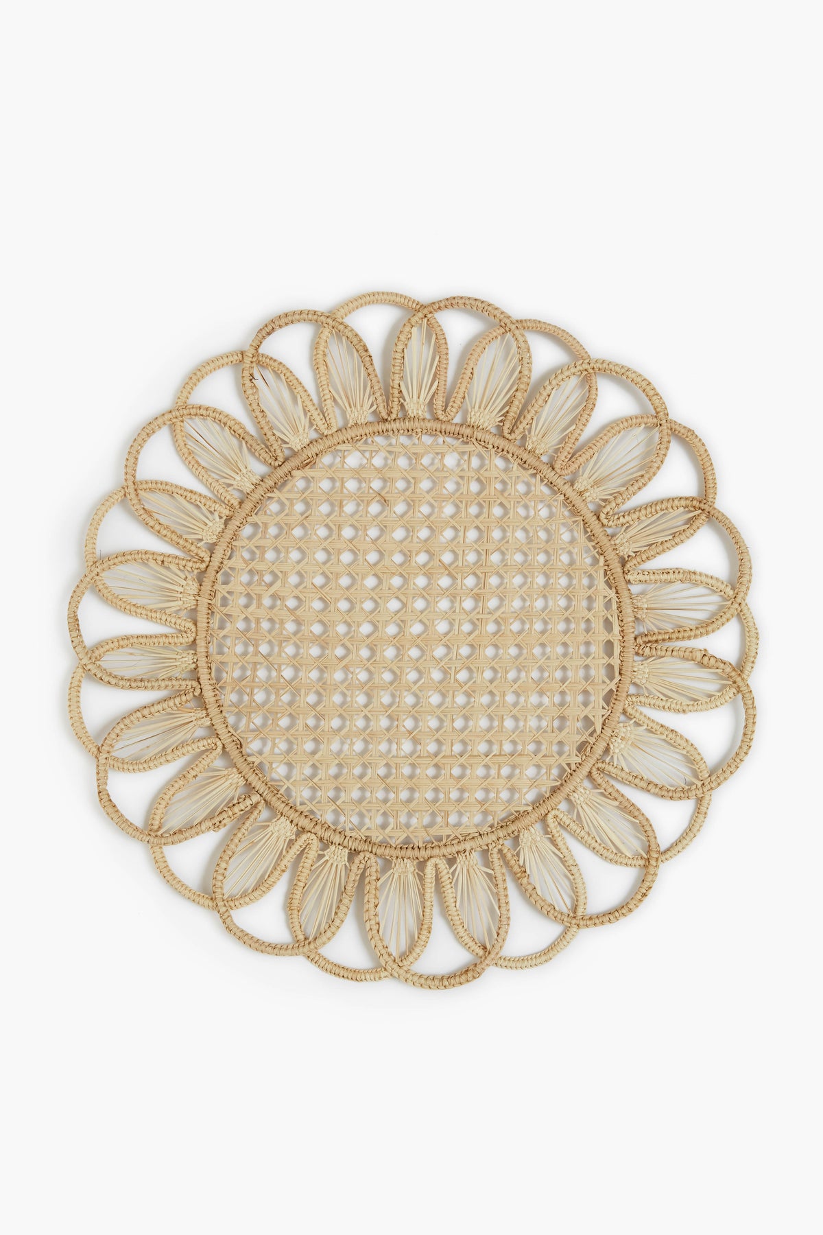 Expertly crafted by Coro Cora, this round woven Iraca palm placemat features a floral-inspired scalloped edge and an open lattice center, showcasing the artistry of Colombian accessories.