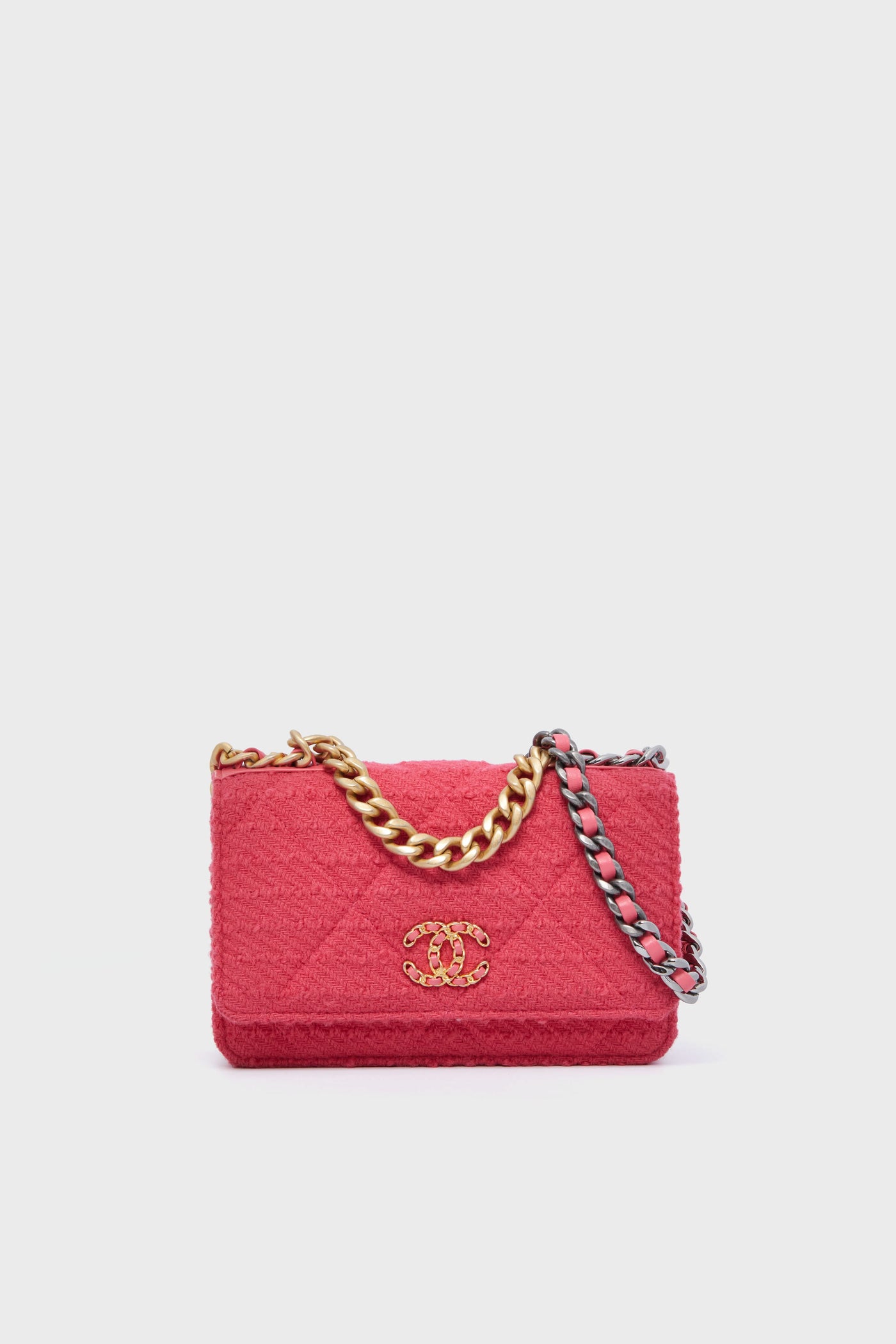 CHANEL Red Chanel 19 Wallet On Chain