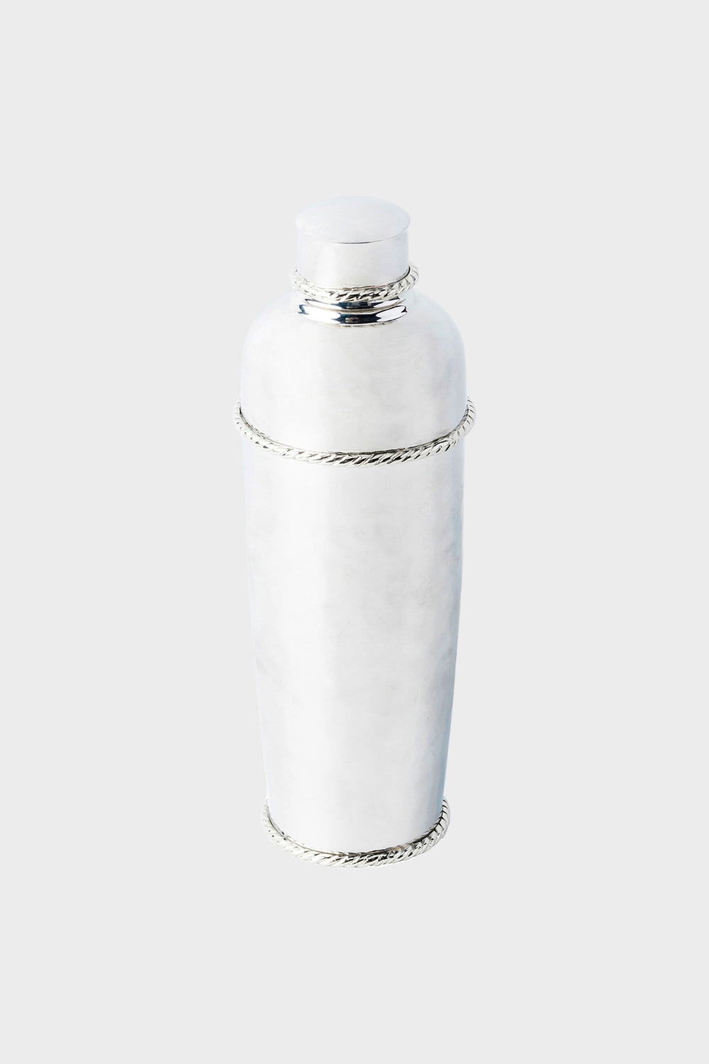 The Juliska hammered stainless steel cocktail shaker features decorative rope detailing around the lid, neck, and base—perfect for any mixologist’s collection.